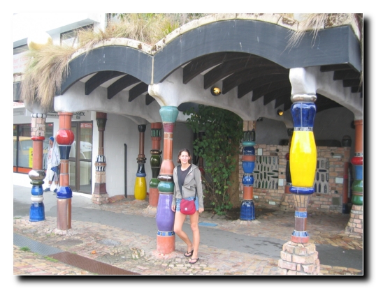 15 Eingang zur Hundertwassertoilette